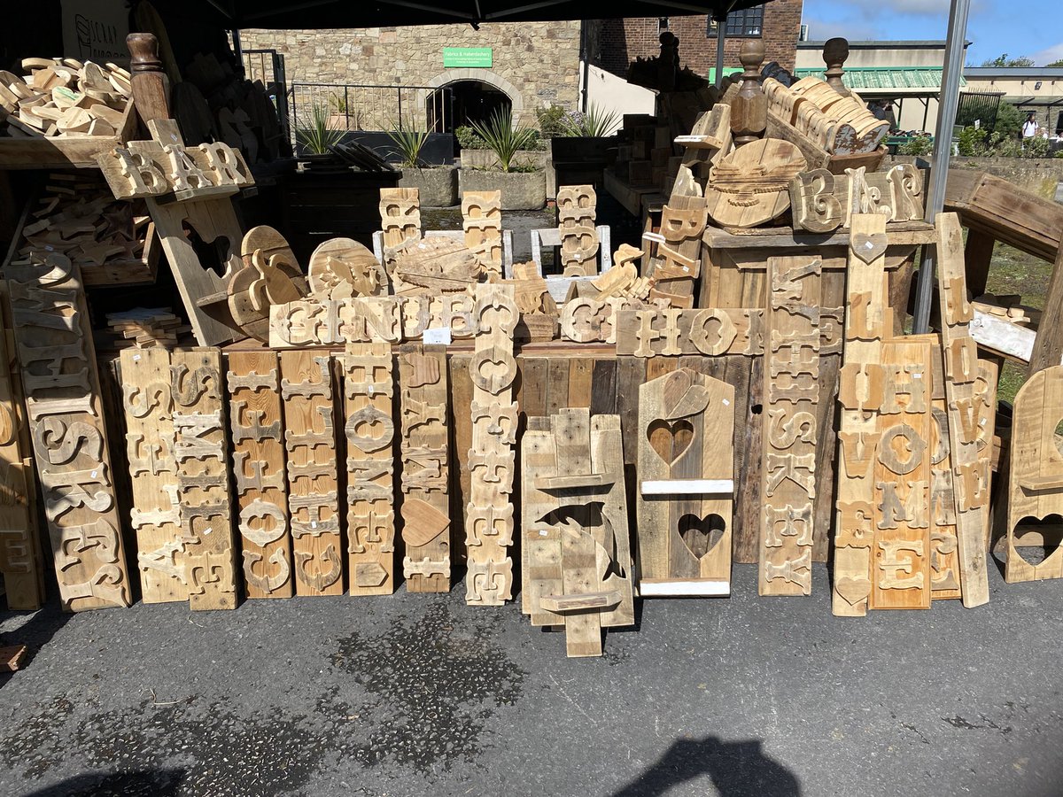 scrapwoodjunkie's tweet photo. We’re here at Beaumaris artisan market today till 4 and what lovely weather it is #upcycle #SupportLocal #smallbusiness #SmallBiz #ShopSmall #shoplocal #rusticshelving #RusticHomeDecor https://t.co/qqCzVqYjFy