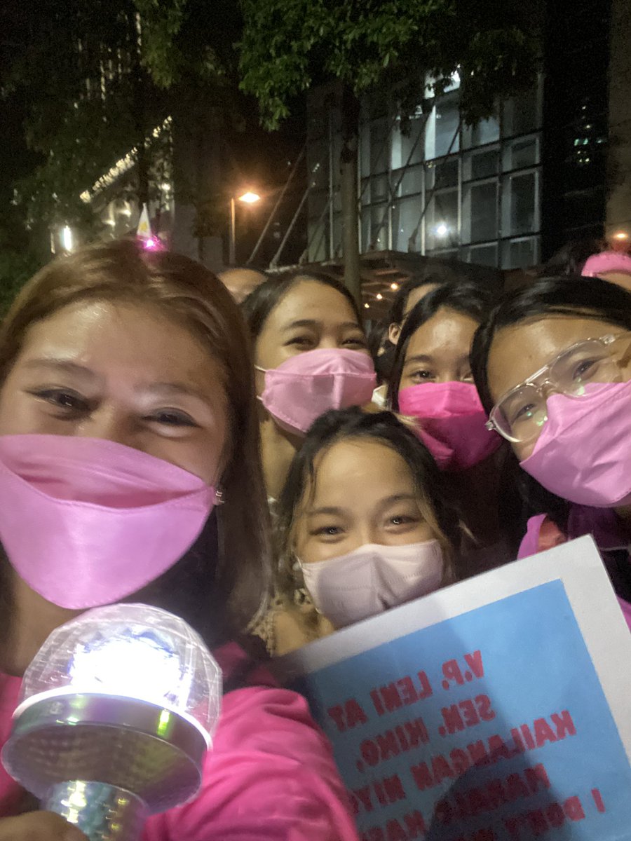 saythename_jana's tweet photo. I was walking sa #MakatiIsPink rally kagabi, they were looking at my Carat Bong and said "ang ganda po ng bong nyo" while smiling. ☺️ Natuwa ako kasi they showed their placard na very Seventeenish (may nakalagay "Don't Wanna Cry"). If you see this, pls. DM me. #CaratsforLENI 💖 https://t.co/IXdykWbDJT