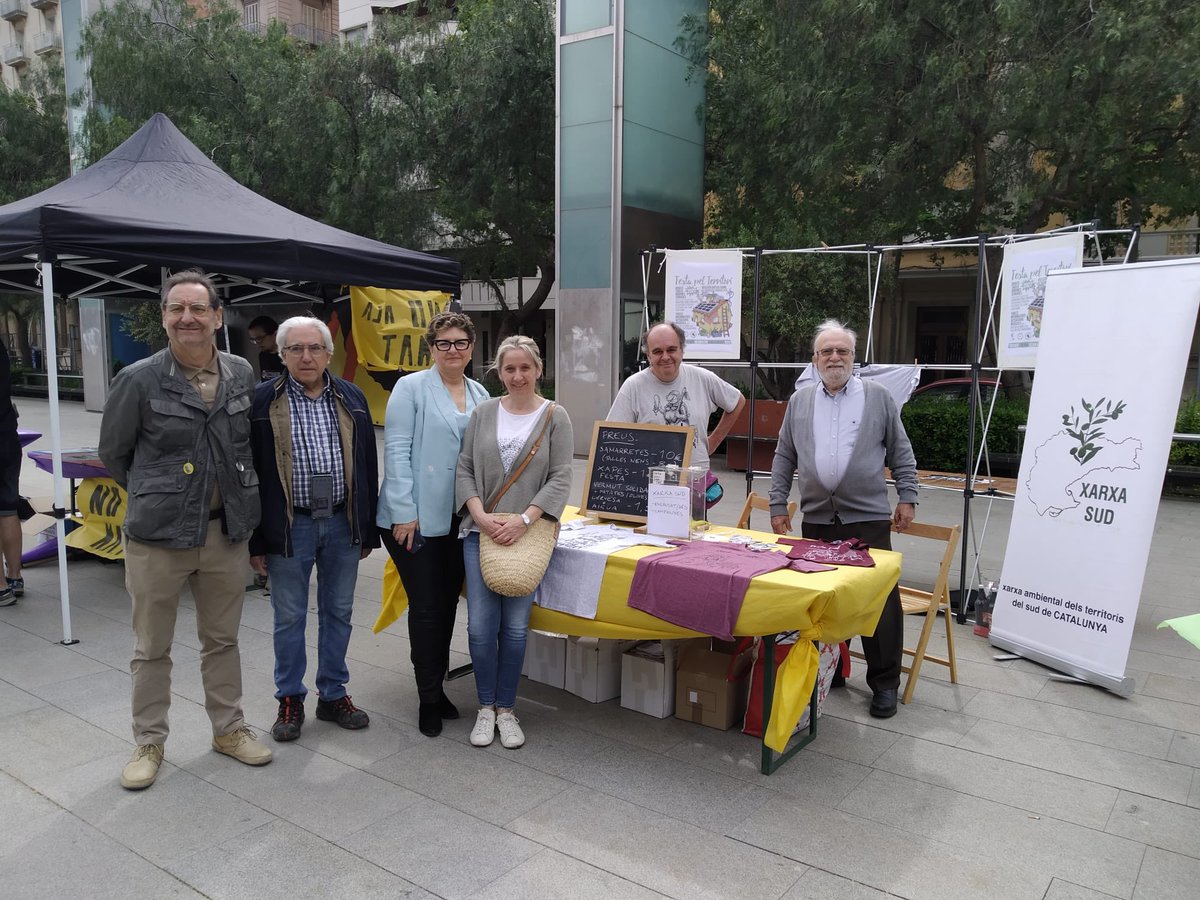 JuntsxCAT_Reus's tweet photo. ♻️Ahir uns quants membres de #JuntsReus vam prendre part a la #FestaPelTerritori, amb bones reflexions sobre transició energètica.
✅Gran iniciativa! https://t.co/B0gEaSo5HC