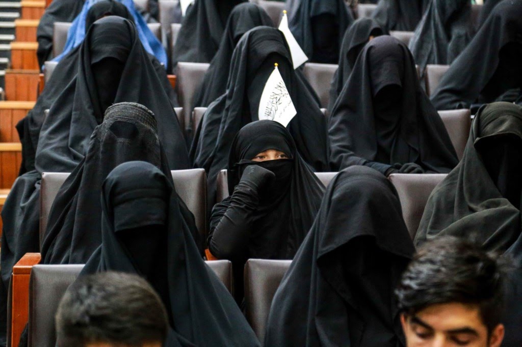 Sei que já ninguém quer propriamente saber do Afeganistão, mas as mulheres foram obrigadas a usar novamente o chadri ou burqa. 
É-lhes sugerido que evitem sair de casa, estão proibidas de viajar sozinhas e praticamente excluídas de empregos públicos.