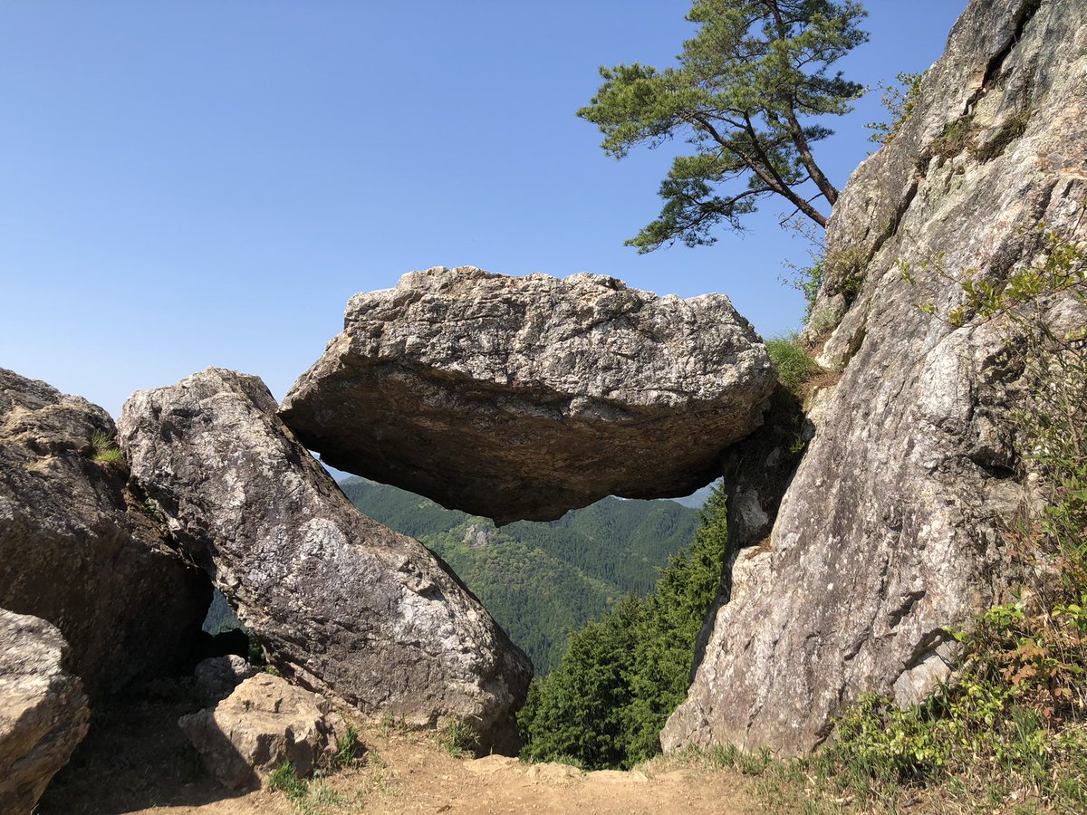 quartz_nbm's tweet photo. 金山城(丹波市)
1578年、八上城の波多野氏を攻撃するために明智光秀が築城しました。篠山街道の鐘ヶ坂峠を押さえ、黒井城からの援軍ルートを分断しているのがよくわかります☺️
八上城を包囲し、兵糧攻めを行いながら敵から見える場所に築城しており、篭城側の戦意を削ぐ効果があったと想像できます。 https://t.co/o4niM41LlW