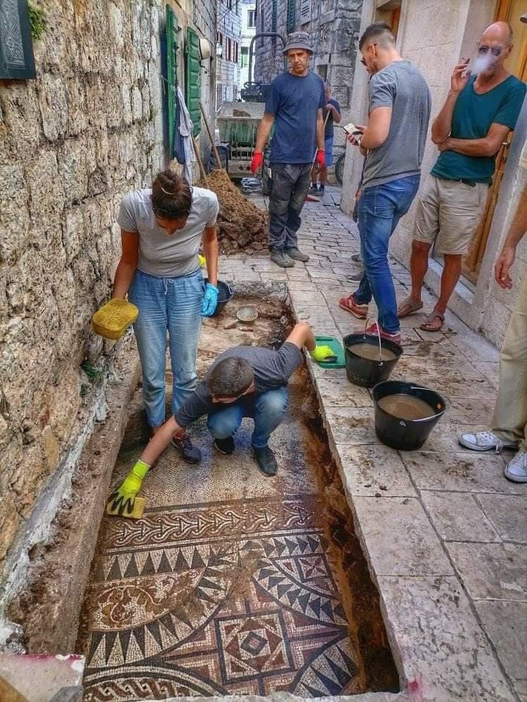 DrJESilverstein's tweet photo. I think every archaeologist walks around plagued by the curiosity of what lies underfoot!
https://t.co/1x3fiNLTnn 
#RomanArchaeology #urbanarchaeology #museums https://t.co/62cK9DvjNT