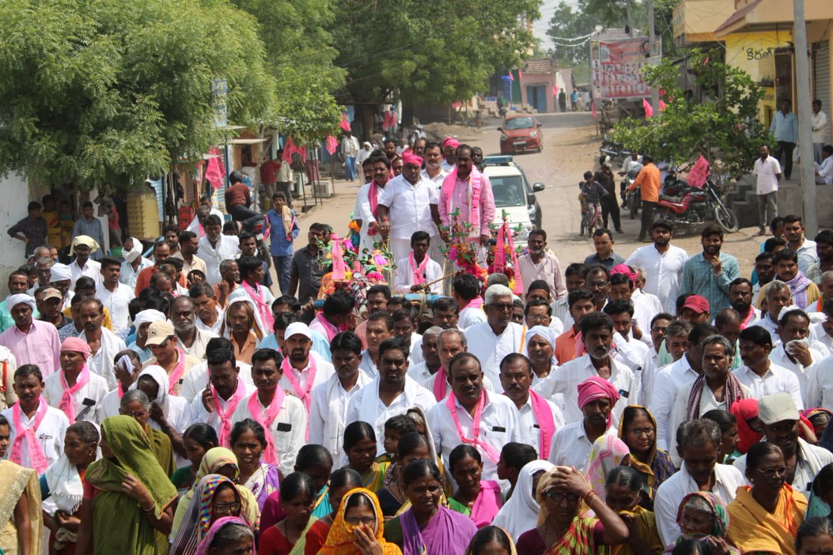JoguRamannaBRS's tweet photo. జైనథ్ మండలంలో టిఆర్ఎస్ పార్టీలో భారీ ఎత్తున చేరికలు.. 

ఈ కార్యక్రమానికి ర్యాలీగా బయలు దేరడం జరిగింది. చిన్న నుండి పెద్ద వరకు మన టీఆర్ఎస్ ప్రభుత్వం అందిస్తున్న పథకాలకు జై కొడుతూ ఉత్సాహంగా కార్యక్రమంలో పాల్గొన్నారు.

#Adilabad #TRS https://t.co/oq8T6Zg9MV