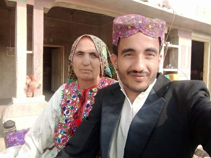 JaiKumarBhagat's tweet photo. In the Kashmore district of Sindh, where women cannot even think of participating in politics, our comrade Izhar Khoso has filled the nomination form for the chairman's seat in the local body elections to his mother. @AWPSindh
@AwamiWorkers @ProgIntl
#Elections2022 https://t.co/YKxOd7RUQ6