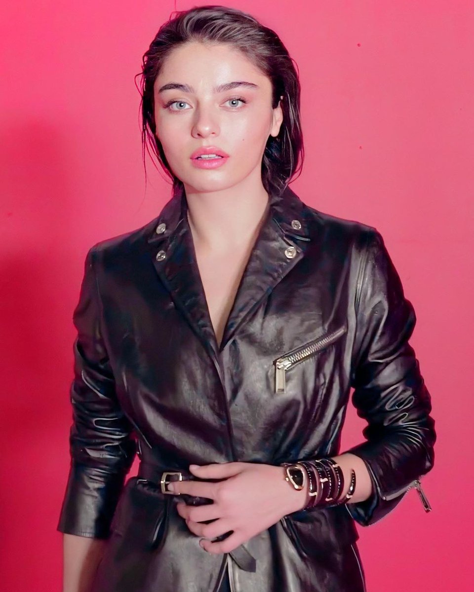 _its_celeste_'s tweet photo. #AyçaAyşinTuran #redviolet https://t.co/eM2dUWExBY