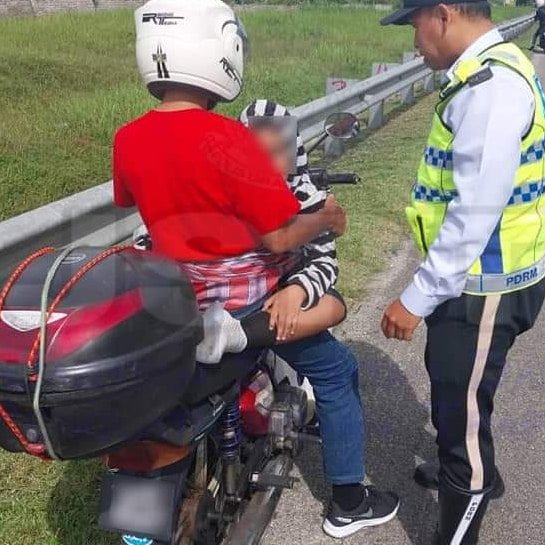 Kendong anak lelaki berusia 9 tahun dengan kain pelikat dari Batu Gajah, Perak ke Kuala Lumpur.

Nasib baik abang trafik nampak, tolong bawakan si anak.

#balikraya #kendonganak #polistrafik