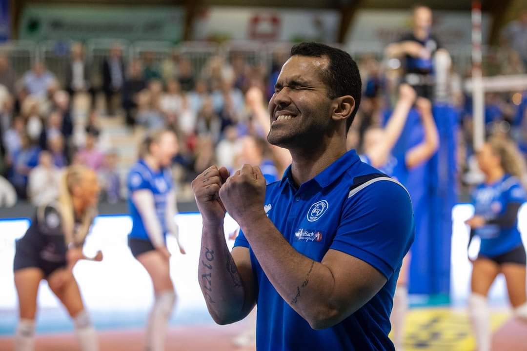 For en kamp!For en sesong!For et lag!Vi gratulerer Koll med seier i gårsdagens cupfinale mot #BKTromsø Elite Damer!Sterk innsats både på banen &amp; tribunen!En spennende thriller!En historisk sesong er over. Vi har masse å glede oss over &amp; glede oss til!📸:Norges Volleyballforbund