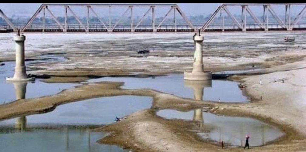 سنڌو درياهه سنڌ جي سڄي جيوت لاءِ ماءُ جي ٿڃ جيان آهي. ماءُ جي ٿڃ جو نه ته ڪوئي مَٽُ آهي ۽ نه ئي ان بابت ڪائي لهه وچڙ جي گنجائش آهي. جهيڙو هن يا هُن شاخ، واھ يا ڪينال جو نه بلڪه سڄي سنڌ جي جيئندان جو آهي.
#SindhNeedsWater