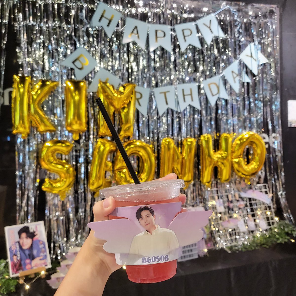 chamhwisunshine's tweet photo. Finally my first cafe event after so long!!! 🥰 Thank you @kimseonho_sg for doing this event!

#DearOurSeonshineSG #DearOurSeonshineSG2022 #KimSeonHo김선호 #김선호 https://t.co/C4ZDpkzYA6
