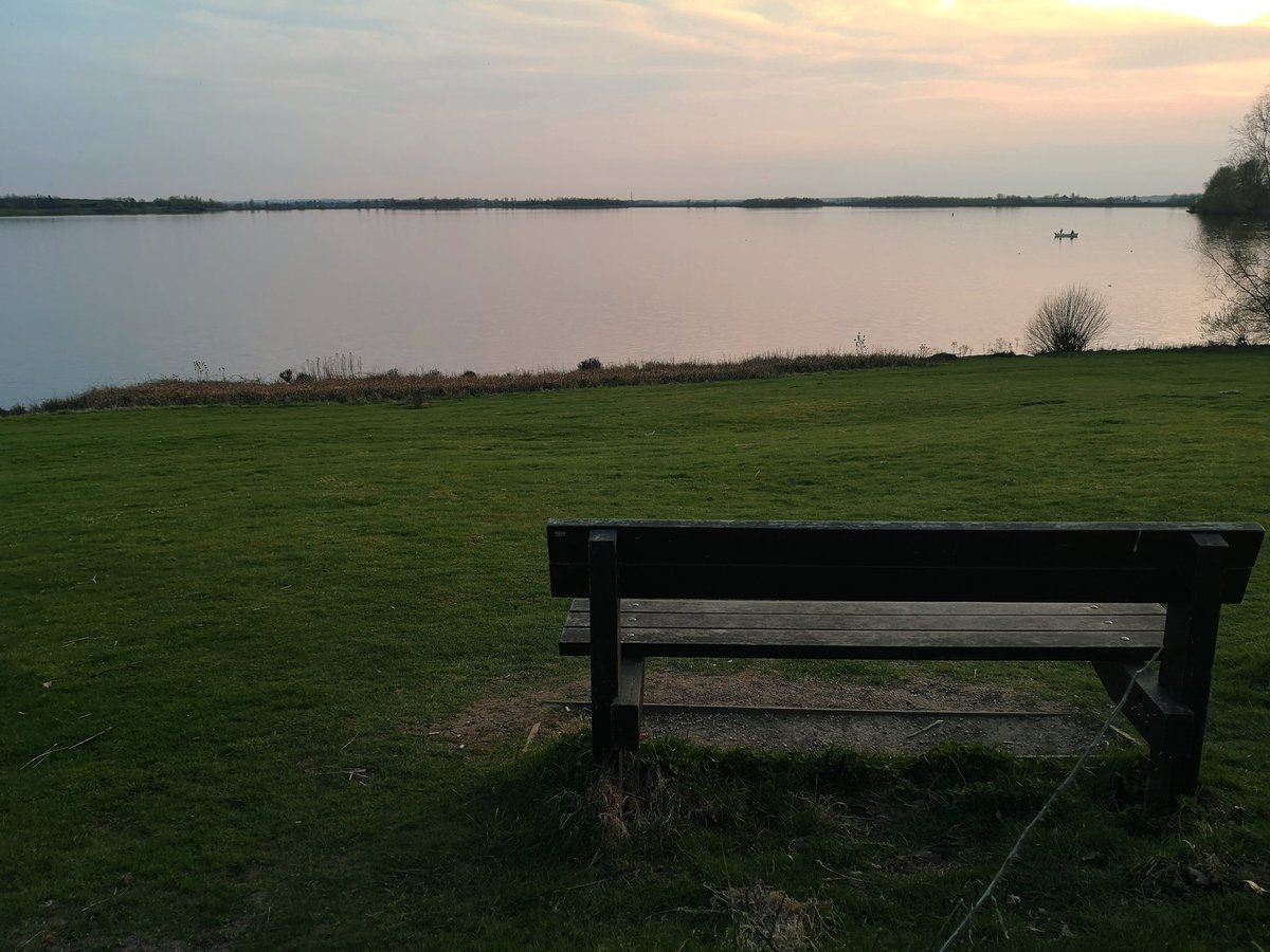 Hugonomak's tweet photo. This bench was loneliest in Draycote Water. Poor bench!  I had to have a seat 😅  #benchlovers #benchoftheweek @MyFaveBench https://t.co/f9src5SOic