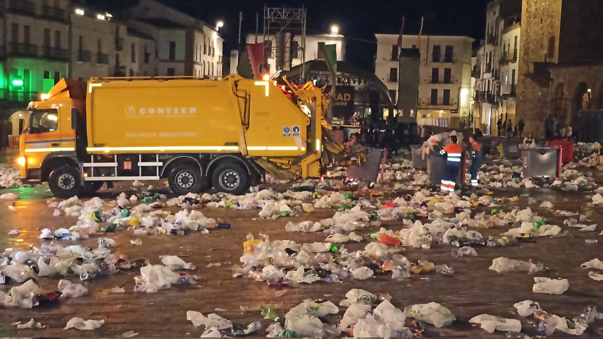 Estos señores, los operarios de limpieza, se merecen el aplauso más cerrado del Womad. Eso no está pagado