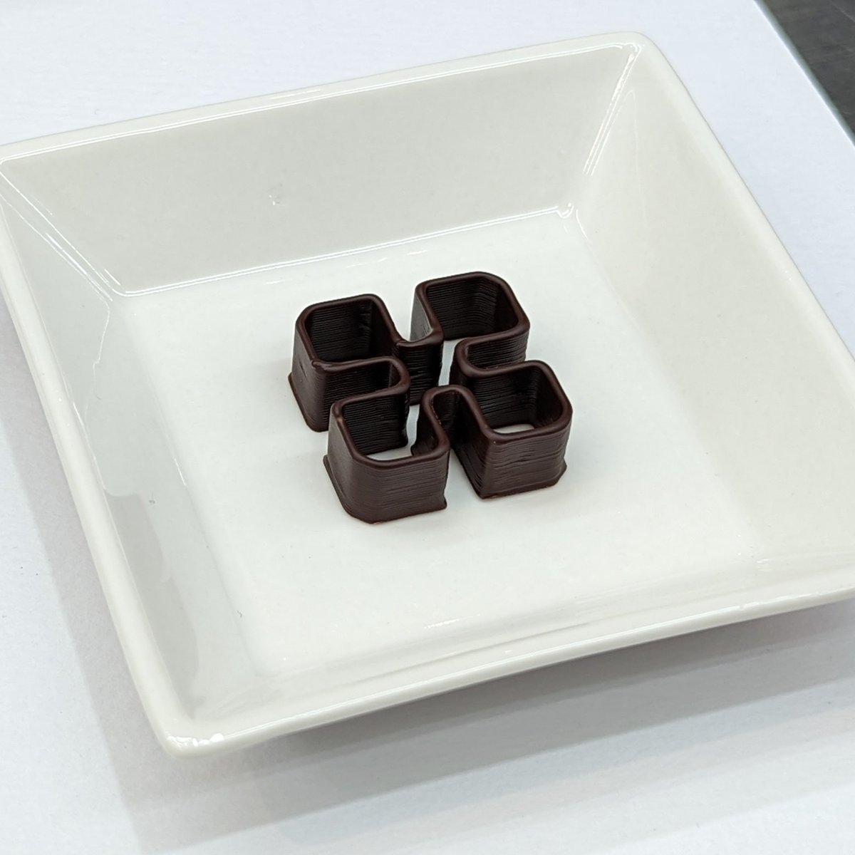 slafactory's tweet photo. 新宿の東急ハンズで、3Dプリンターで作ったチョコを発見🍫
どんどんチョコが積み上がっておもしろい。。。!
形や薄さでチョコの食感が変わるというのは新しい視点ですね✨
5/10まで販売しているそうです!
#Bytebites
#3Dプリンター https://t.co/aMP2b3o64L