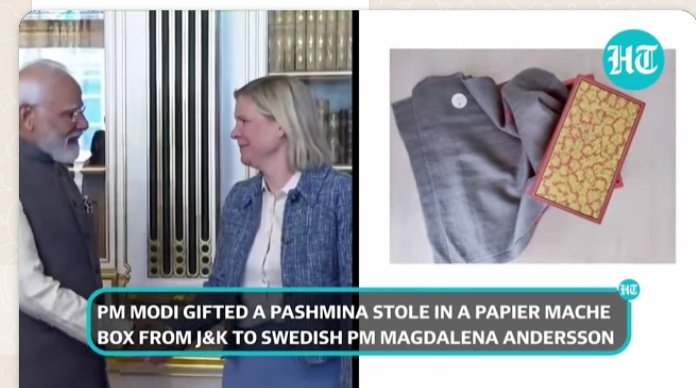 dohhkmr's tweet photo. Kashmir's Pashmina Stole in Paper Machie Box

@OfficeOfLGJandK @TexMinIndia  @DoIC_JK @UNESCO
 @JandKTourism @dwivedimk_ias @mashah06 @DivisionalComm1
#UNESCOCraftCitySrinagar #Craft #Handicraft #Kashmir #KnowYourArtisan

https://t.co/81wLQYEXhD https://t.co/GFOfP1G3Cy