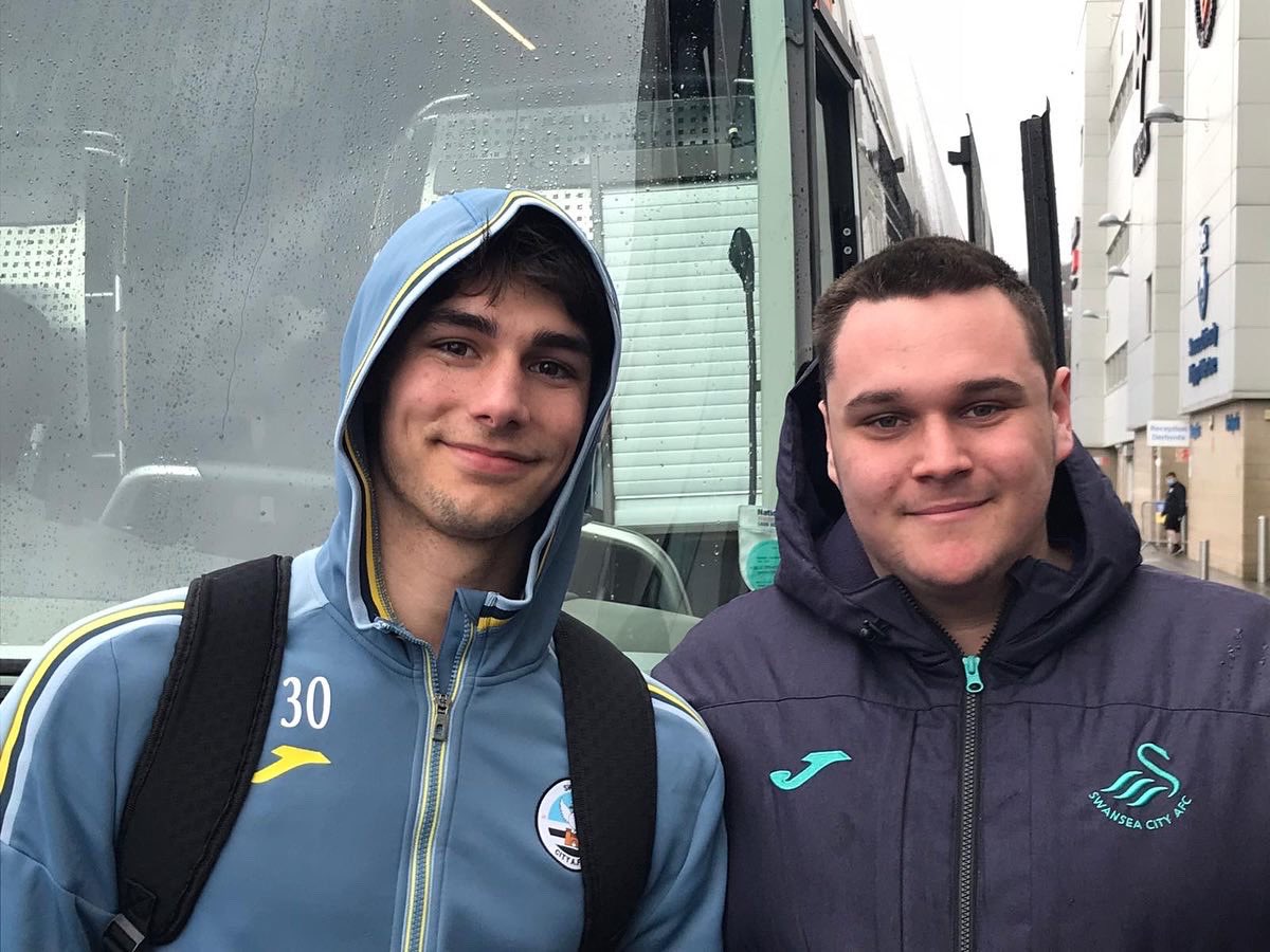 ellisroberts016's tweet photo. If this is the end of your time at the club lads, thank you for your contributions during your time here. Once a Jack, always a Jack 🦢🤍🖤 #Swans @SwansOfficial #FinleyBurns #HannesWolf #CyrusChristie https://t.co/p9Fgieep3l
