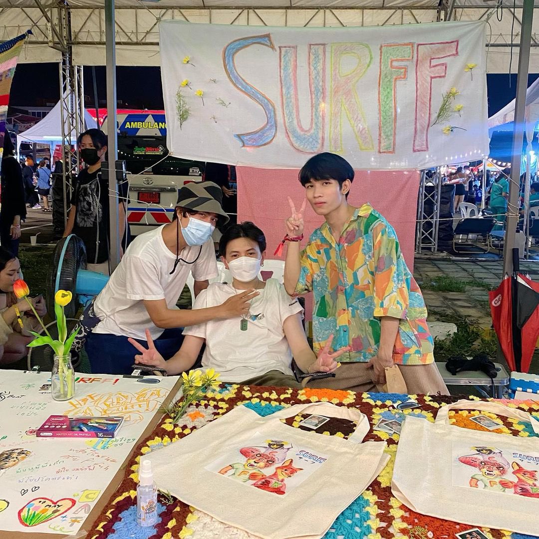 SURFFFANCLUB's tweet photo. วันนี้มาเจอพี่ๆวง #SURFF ได้ที่บูธ D33 เหมือนเดิม กระเป๋ายังเหลืออยู่น้าา🤏🏻

#surffband #catexpo8 https://t.co/AZFHdh5gTC