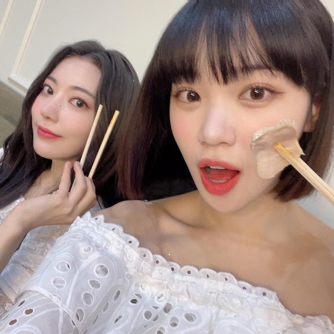 hanyeoreums's tweet photo. @ShopeeSG @le_sserafim blue flame because ✨ THE KIM CHAEWON ✨ took part in producing it 💗💗 https://t.co/j74munmR9T