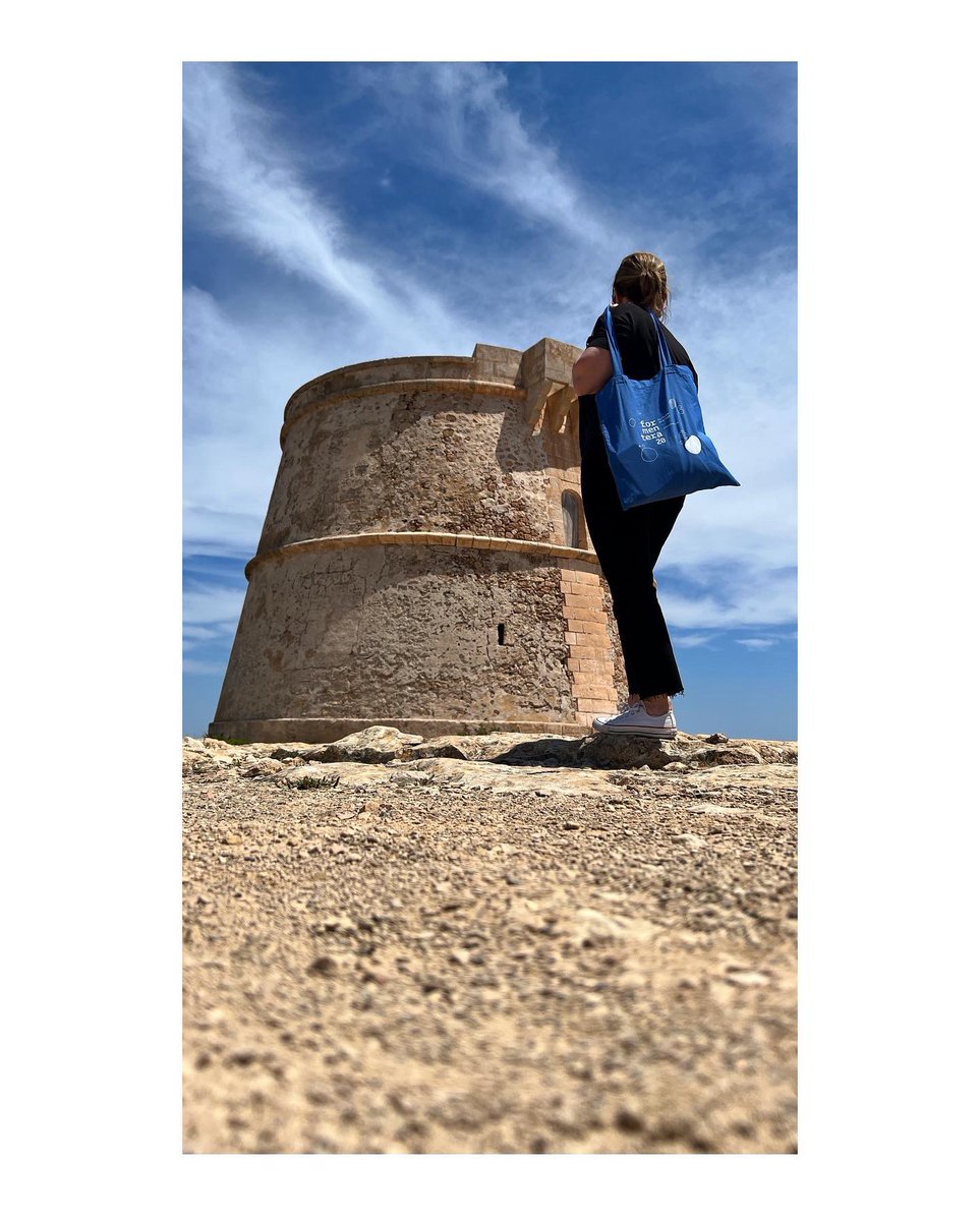 iolandapm's tweet photo. Més fars, una torre i la mar… La Mola, Punta Prima i Els Pujols.

Disseny, el wild west i confiança. Branding, NFTs i comunicació corporativa a la tercera jornada del @formentera20 

#formentera20 #f20digitallovers #jornada #aprendre #creativitat #marketing #socialmedia https://t.co/0JCxiQyaSQ