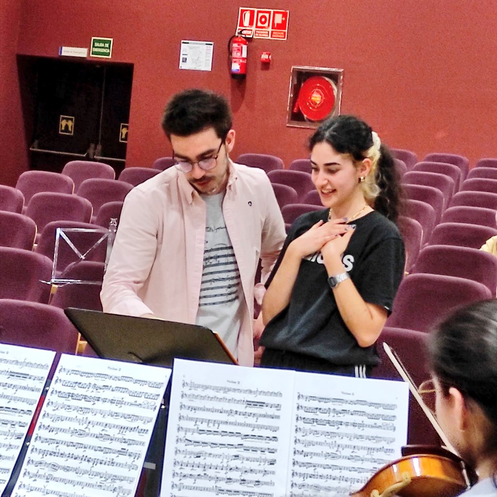 OrquestaAllegro's tweet photo. ¡Ayer disfrutamos de un 2×1 en la orquesta! 😉
Durante nuestro ensayo abierto, nuestros músicos tuvieron la oportunidad de ponerse al "otro lado" y aprender con nuestro dire algunas nociones de dirección orquestal 🎻
¡Gracias a las valientes que os atrevisteis! 😍
#FamiliaAllegro https://t.co/fMrBGSPFMa