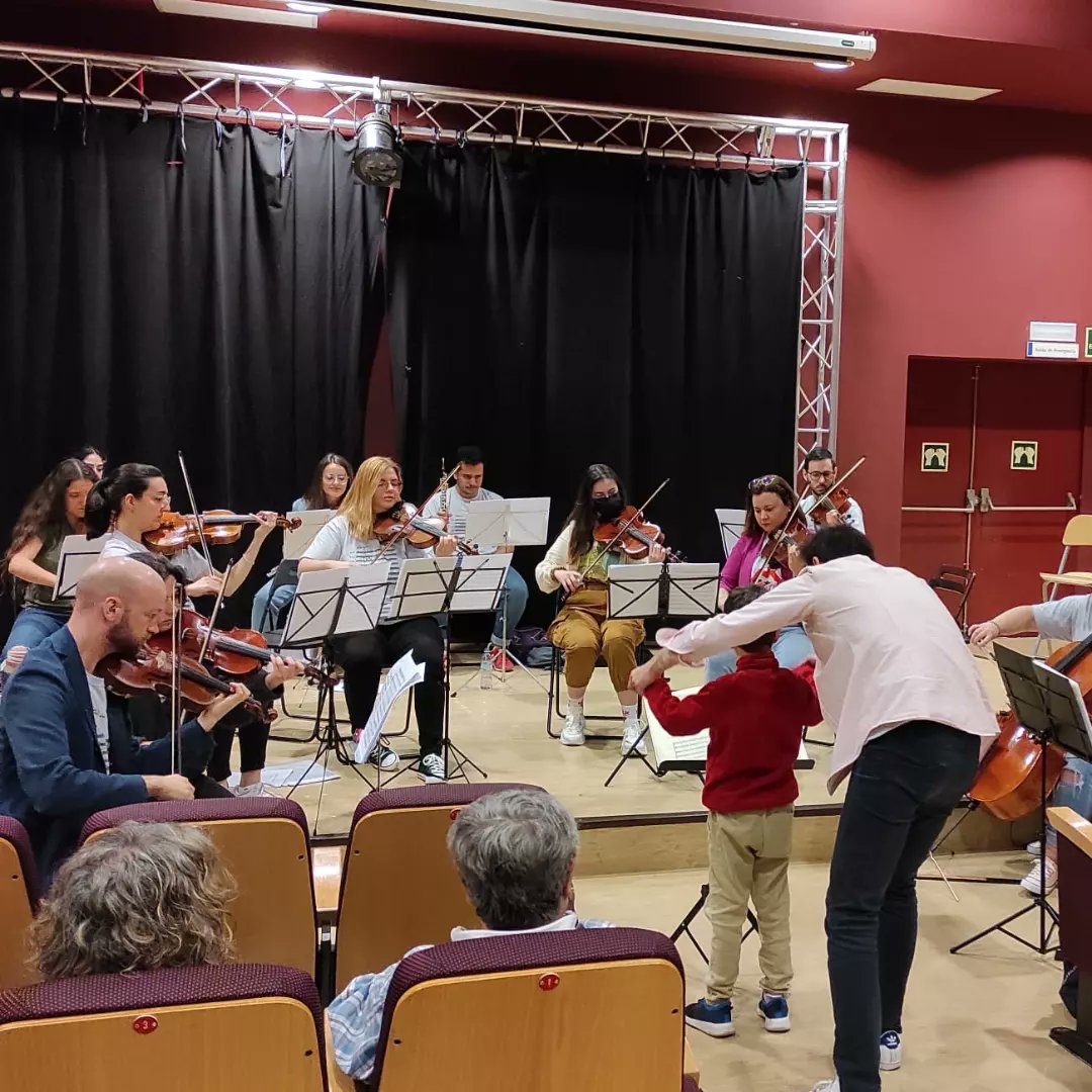 OrquestaAllegro's tweet photo. ¡Ayer disfrutamos de un 2×1 en la orquesta! 😉
Durante nuestro ensayo abierto, nuestros músicos tuvieron la oportunidad de ponerse al "otro lado" y aprender con nuestro dire algunas nociones de dirección orquestal 🎻
¡Gracias a las valientes que os atrevisteis! 😍
#FamiliaAllegro https://t.co/fMrBGSPFMa