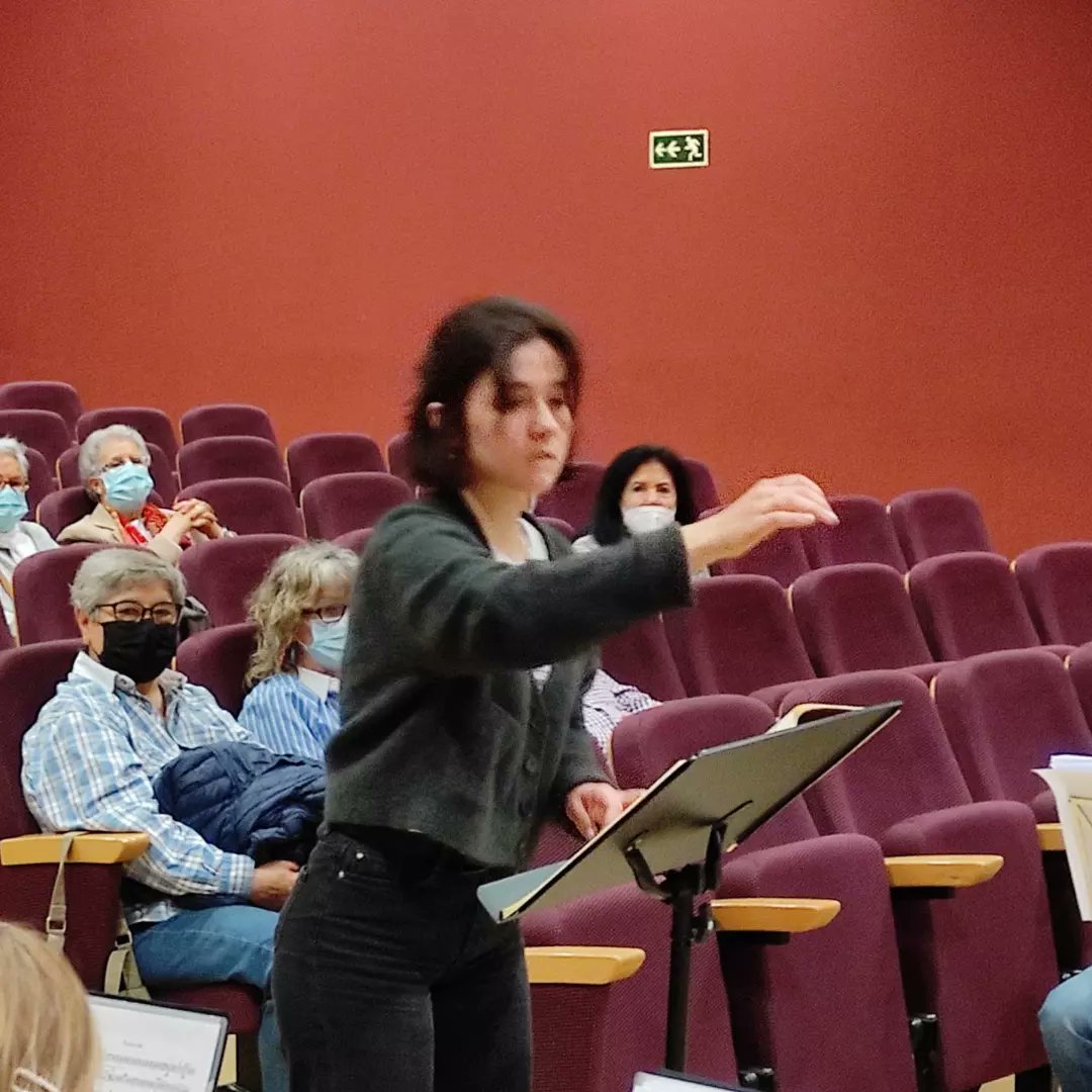 OrquestaAllegro's tweet photo. ¡Ayer disfrutamos de un 2×1 en la orquesta! 😉
Durante nuestro ensayo abierto, nuestros músicos tuvieron la oportunidad de ponerse al "otro lado" y aprender con nuestro dire algunas nociones de dirección orquestal 🎻
¡Gracias a las valientes que os atrevisteis! 😍
#FamiliaAllegro https://t.co/fMrBGSPFMa