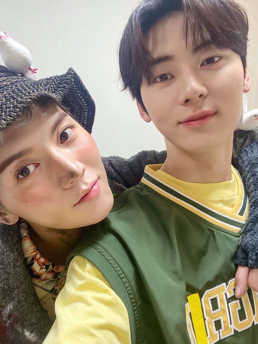 zutopiaz's tweet image. 투샷을 꼭 이렇게 한 몸처럼 찍어야 하는지