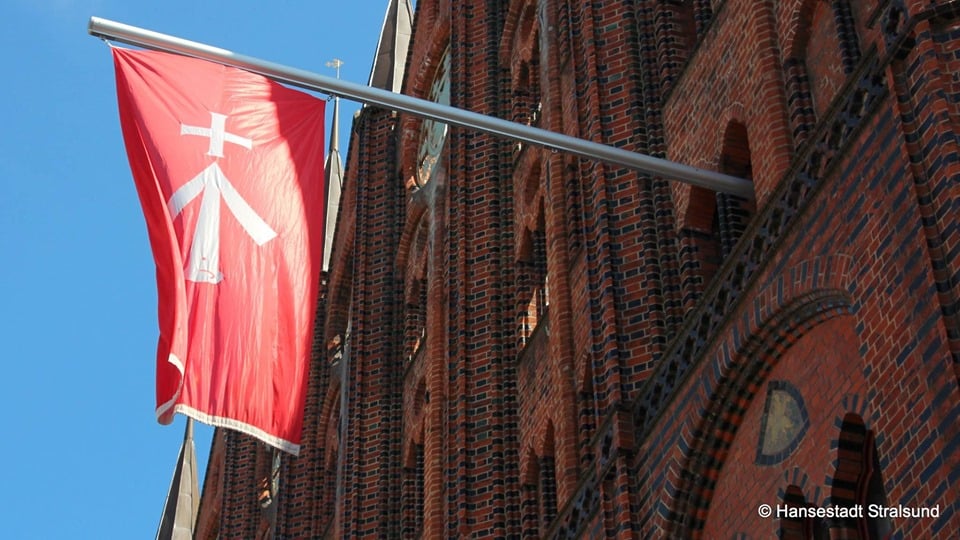 Die Wahllokale für die OB-Wahl in Stralsund sind heute bis 18 Uhr geöffnet. Ab 18 Uhr werden die Wahlergebnisse öffentlich im Löwenschen Saal des Rathauses präsentiert. Das vorläufige Wahlergebnis veröffentlichen wir später auch auf stralsund.de/ob-wahl-2022. #obwahl #stralsund