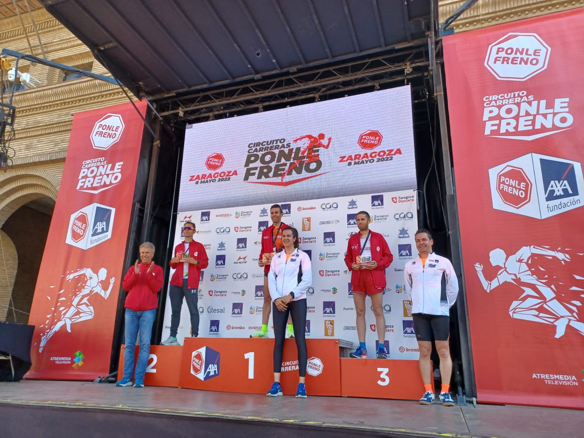 FundacionAXA's tweet photo. Momento de recoger medallas en la #PonleFrenoZaragoza .  Enhorabuena a todo/as por el esfuerzo y por apoyar a las víctimas de tráfico. Hoy correr salva vidas!!! https://t.co/xOOiSMd10N