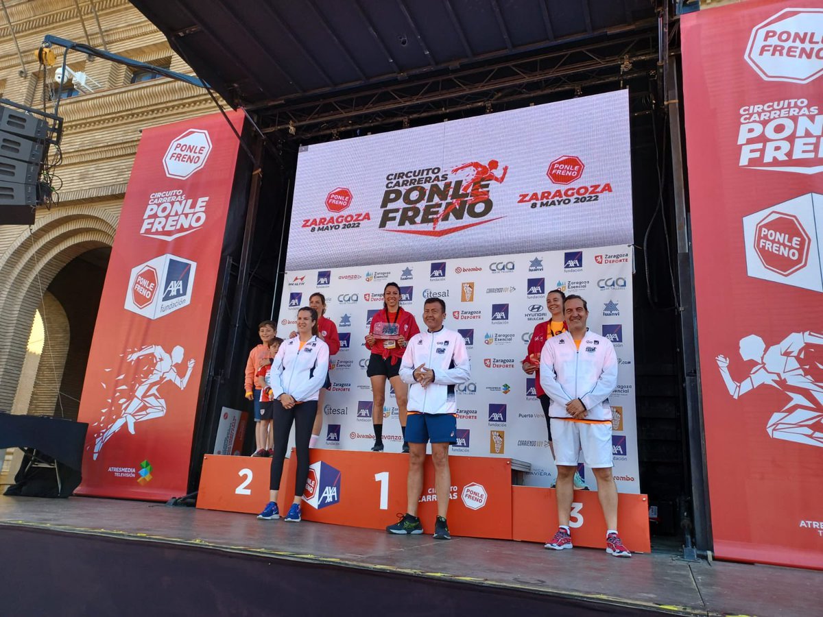 FundacionAXA's tweet photo. Momento de recoger medallas en la #PonleFrenoZaragoza .  Enhorabuena a todo/as por el esfuerzo y por apoyar a las víctimas de tráfico. Hoy correr salva vidas!!! https://t.co/xOOiSMd10N