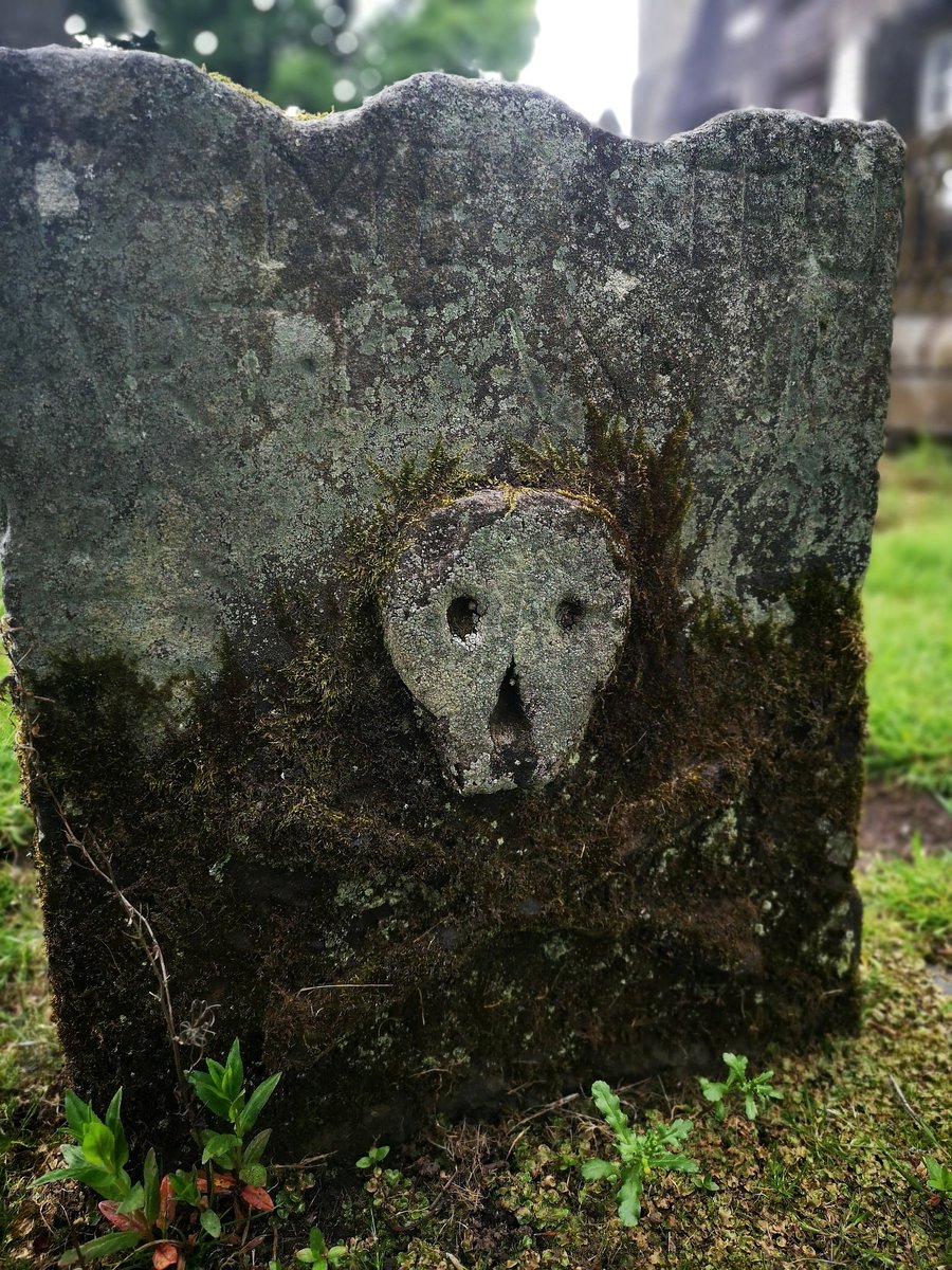 rdwglass's tweet photo. Kilbirnie Auld Kirk. 15thc. Gravestones and tomb of Thomas Craufurd 1603. (unfortunately not open to see stained glass 😕). #Kilbirnie #auldkirk #Scotland #mementomori #graveyard https://t.co/THuE4U9bWa
