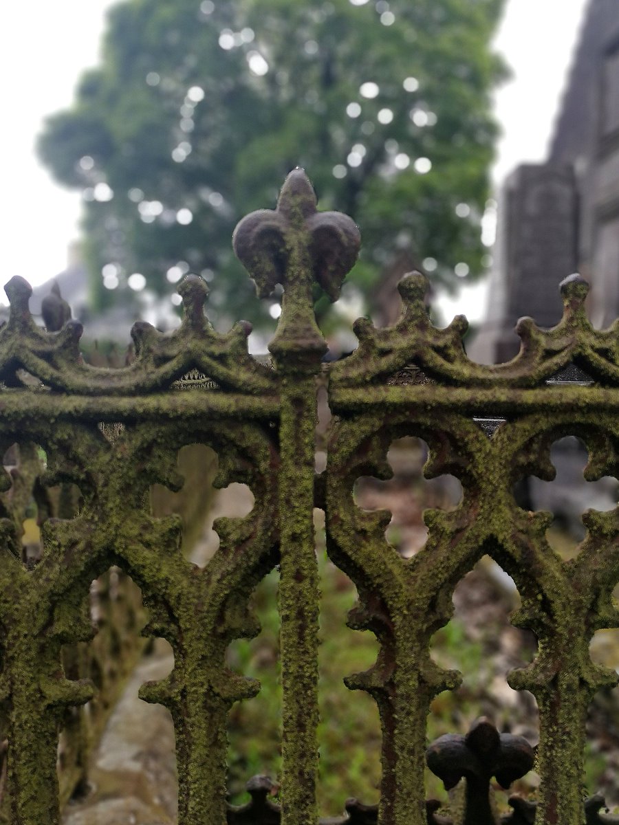 rdwglass's tweet photo. Kilbirnie Auld Kirk. 15thc. Gravestones and tomb of Thomas Craufurd 1603. (unfortunately not open to see stained glass 😕). #Kilbirnie #auldkirk #Scotland #mementomori #graveyard https://t.co/THuE4U9bWa