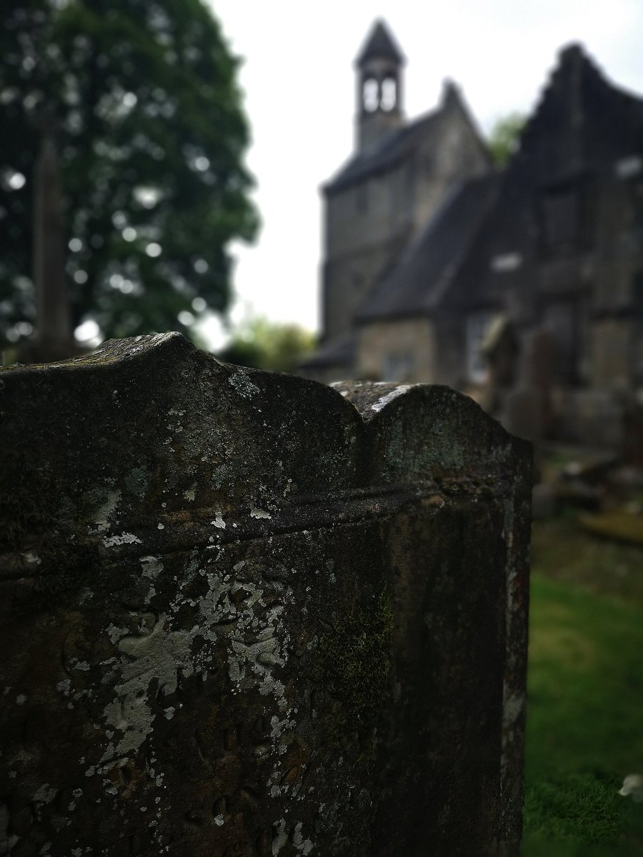 rdwglass's tweet photo. Kilbirnie Auld Kirk. 15thc. Gravestones and tomb of Thomas Craufurd 1603. (unfortunately not open to see stained glass 😕). #Kilbirnie #auldkirk #Scotland #mementomori #graveyard https://t.co/THuE4U9bWa
