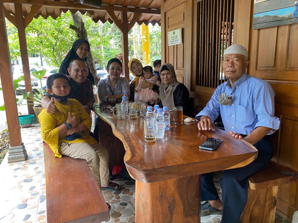 dwi_puantoro's tweet photo. Silaturahim dgn ibu Titiek Soeharto https://t.co/FoWeni0Iss
