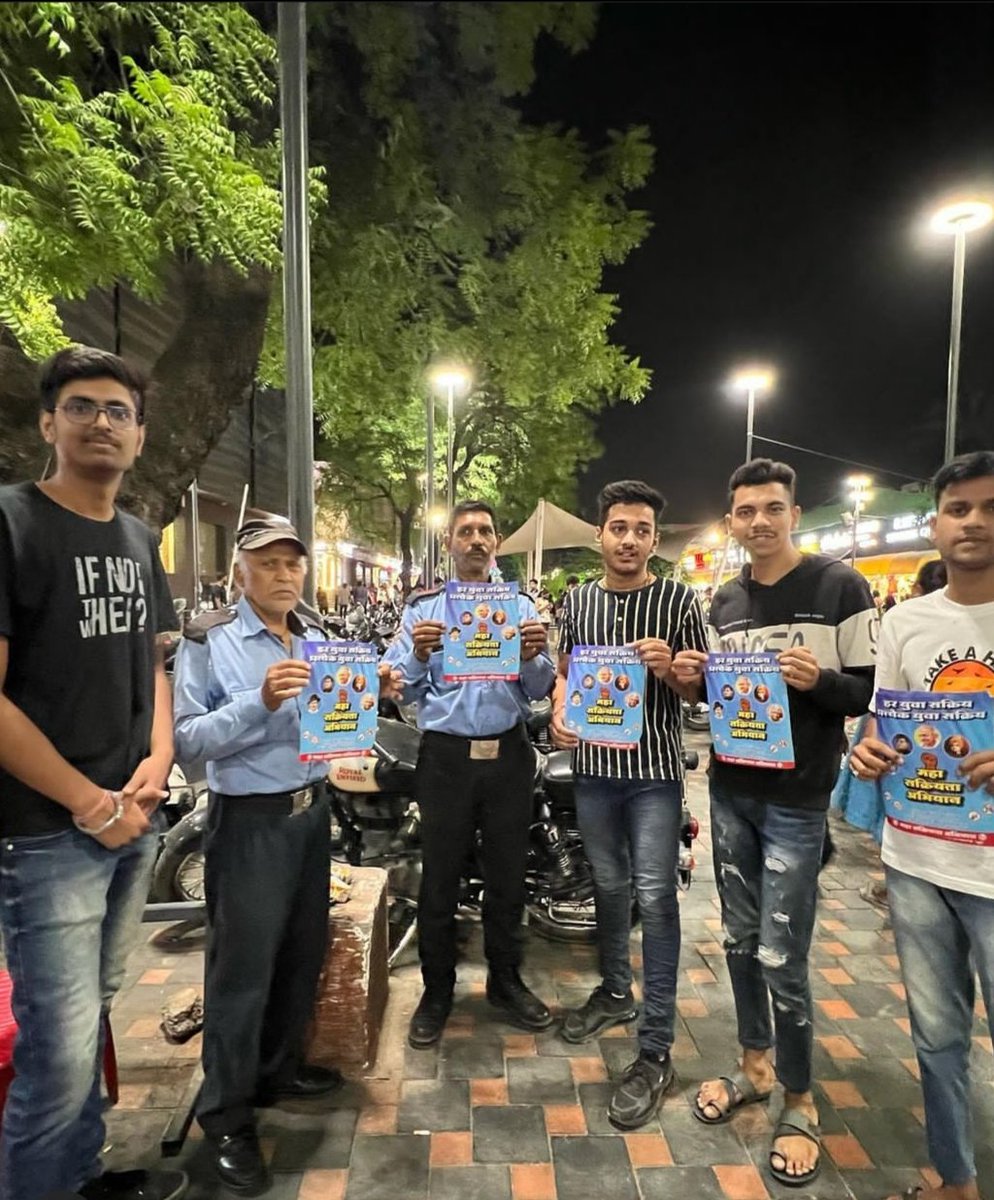 Kanhach09597774's tweet photo. आज इंदौर के यूथ स्पॉट्स पर हार वर्ग के साथ “महासक्रियता अभियान” चलाया गया “हार युवा सक्रिये प्रत्येक युवा सक्रिये”। 

#youthagainstdrugs
#Yuvan
#ativism 
#mahasakriytaabhiyan https://t.co/dMyoeseqVp