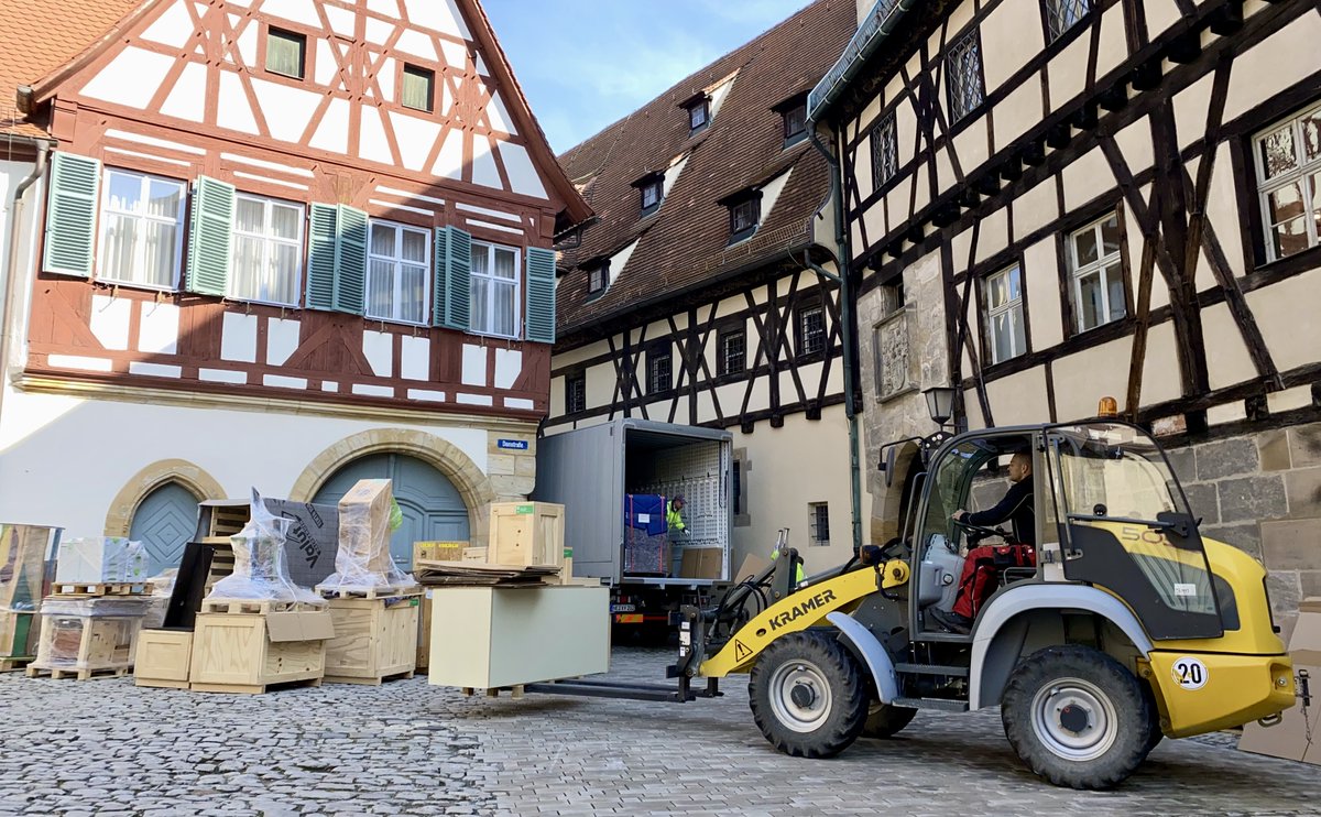 HolzmachtSachen's tweet photo. Gut angekommen! 😀 Die Ausstellung #holzmachtsachen wird von @UPS_DE  durch enge Gassen zum Historischen Museum Bamberg gebracht. 🌲https://t.co/hq0FnGhikI 🚀Ausstellungsstart: Sonntag, 15. Mai 2022 https://t.co/F8P1QxB8ko