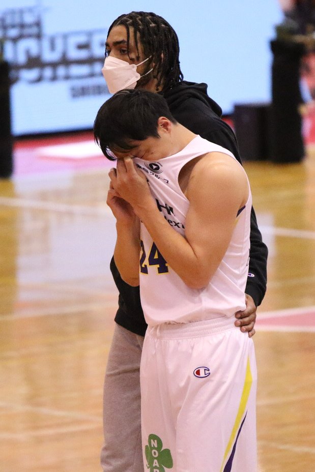 mitsukensamba's tweet photo. 男泣き健太くんと、そっと寄り添うマック。チーム1のベテランの勝負に掛ける想いを知る。炎の男広瀬、かっこいいぜ。来シーズンで在籍10年目、このチームで優勝しよう。 https://t.co/RtBbEIZD3c
