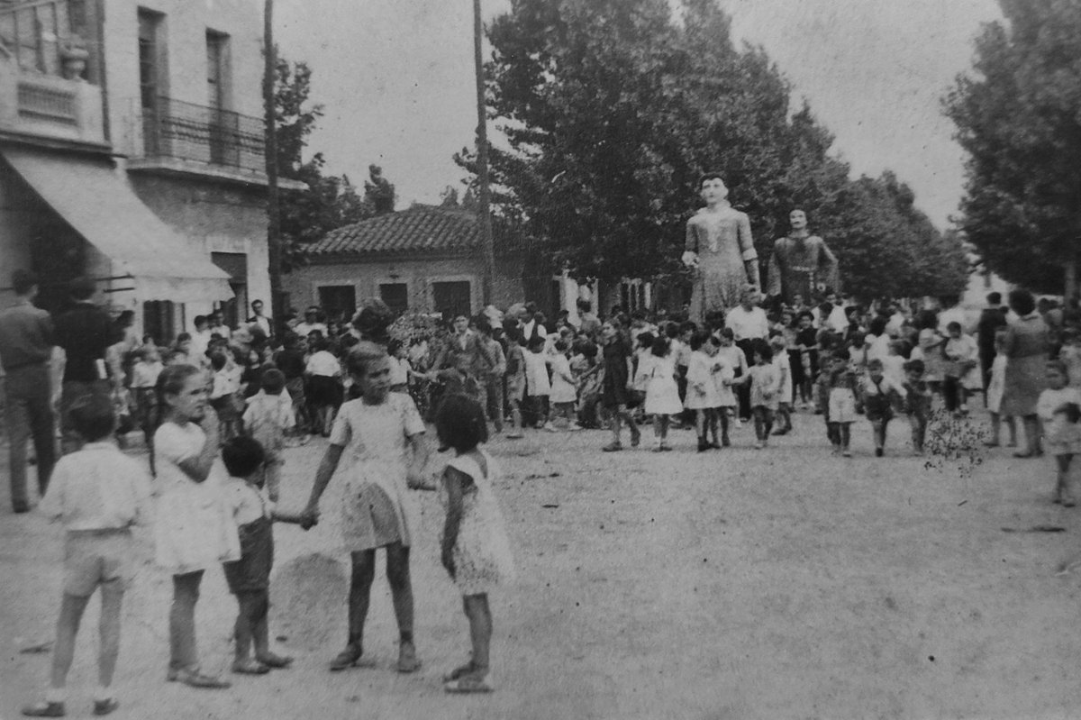 BCN_SantAndreu's tweet photo. 🥳 Els gegants han estat sempre el plat fort de la 🎎 cercavila de la Festa Major del #BonPastor. A la imatge, passen pel carrer de 📍 Sant Adrià cap a l'any 1953 o 1954 #FMBonPastor 👉 https://t.co/9RkteSgCUr

📸 Fernando Blaya García
#elmeubarri #elmeudistricte #bcndesapareguda https://t.co/SFsKYpfFAJ