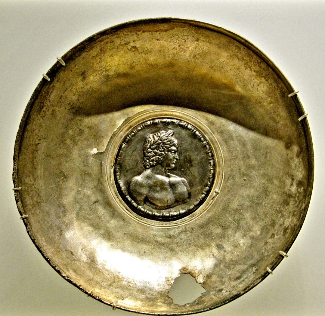 antinousgaygod's tweet photo. 🪷 A stunning Roman #phiale or #patera shallow libation bowl featuring a portrait of #Antinous. Found in the tomb of a nobleman at Armaziskhevi, near Tbilisi. Apparently a diplomatic gift from Rome. Now in the State Museum of History of Georgia (Tbilisi Archaeological Museum). 🪷 https://t.co/lpjQnfBL0v