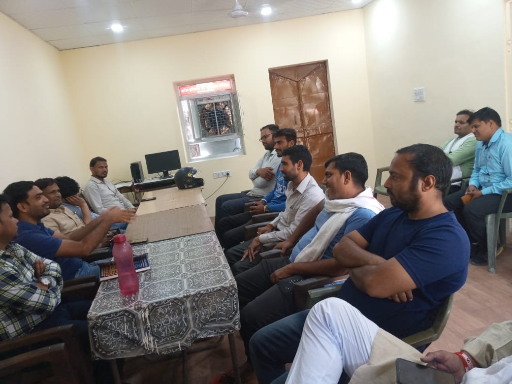 आज राजस्थान बिजली वर्कर्स फैडरेशन (एटक) जयपुर जिला शाखा की बैठक एटक प्रदेश कार्यालय पर सम्पन्न हुई। बैठक मे बिजली कर्मचारियों की OPS, सेफ्टी, एवं हैल्पर द्वितीय की कार्य शर्तो, RGHS सहित विभिन्न विषयों पर विस्तृत चर्चा हुई। चर्चा के बाद आगामी 01 जून तक के लिए कार्ययोजना तय की गई।