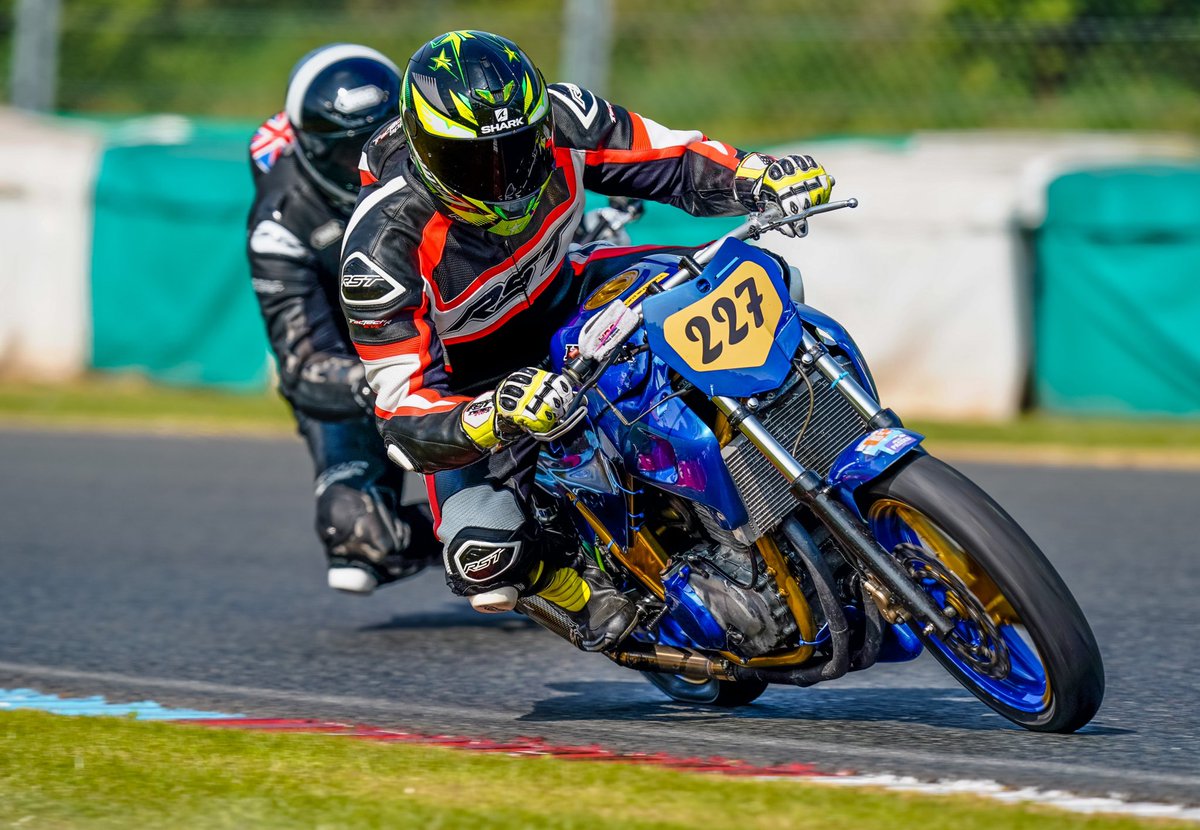 EMRA Qualifying sessions are well and truly underway this morning here at The Friendly Circuit… and today’s opening race is coming YOUR way in just over 1 HOUR🔥👀