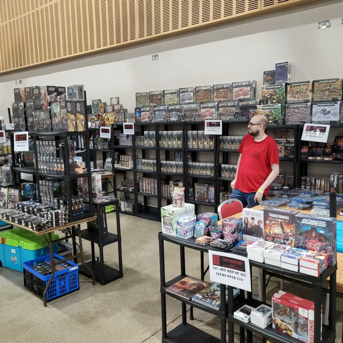 thepitgameshop's tweet photo. The Pit World Tour 2022 is at Modelkraft show.
#thepitgamingshop #thepitcrew #thepitworldtour2022 #flgs #flgsontheroad #ontheroadagain #mantic #kingsofwararmada #manticpit #flyingthemanticflag #kow #kowarmada #modelkraft #modelkraft2022 #modelkraftshow #wargaming #modelmaking https://t.co/WEpRPf2By0