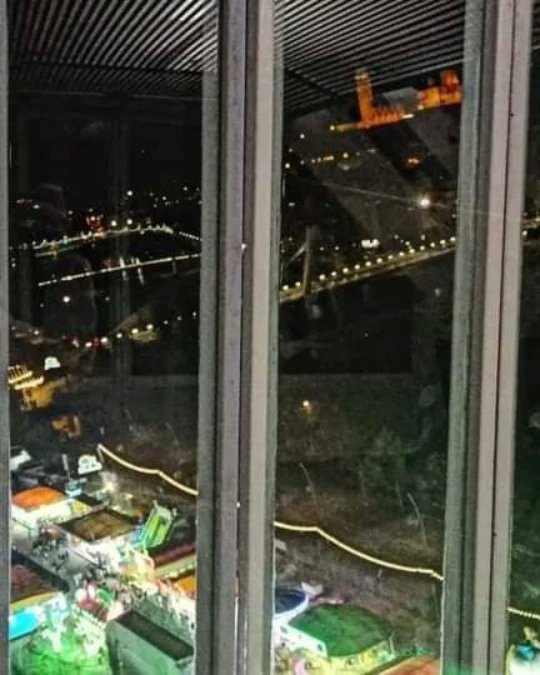 gemma_quer's tweet photo. Gaudint per primera vegada, ahir dissabte 7 de maig a la nit, de la noria monumental desmontable de 65 metres d'alçada on ens ofereix una vista espectacular de la ciutat de Lleida 🎡
#festamajorlleida2022 #noria #santanastasi #lleida #firetes https://t.co/QYeRJhhWVX