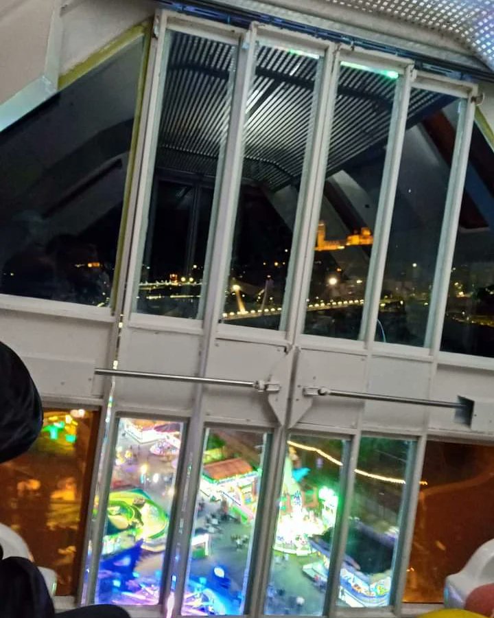 gemma_quer's tweet photo. Gaudint per primera vegada, ahir dissabte 7 de maig a la nit, de la noria monumental desmontable de 65 metres d'alçada on ens ofereix una vista espectacular de la ciutat de Lleida 🎡
#festamajorlleida2022 #noria #santanastasi #lleida #firetes https://t.co/QYeRJhhWVX