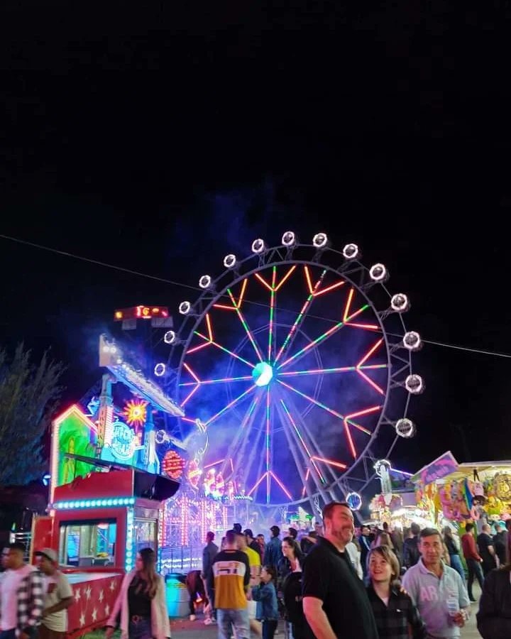 gemma_quer's tweet photo. Gaudint per primera vegada, ahir dissabte 7 de maig a la nit, de la noria monumental desmontable de 65 metres d'alçada on ens ofereix una vista espectacular de la ciutat de Lleida 🎡
#festamajorlleida2022 #noria #santanastasi #lleida #firetes https://t.co/QYeRJhhWVX