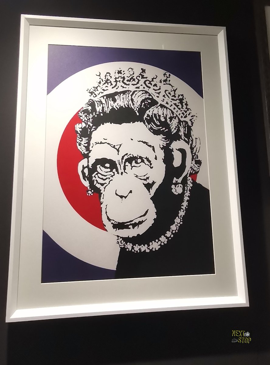 Nexts_top's tweet photo. London (2003) - Banksy raffigura la Regina Elisabetta II come una scimmia.
#MonkeyQueen https://t.co/1l5uTfhw9i