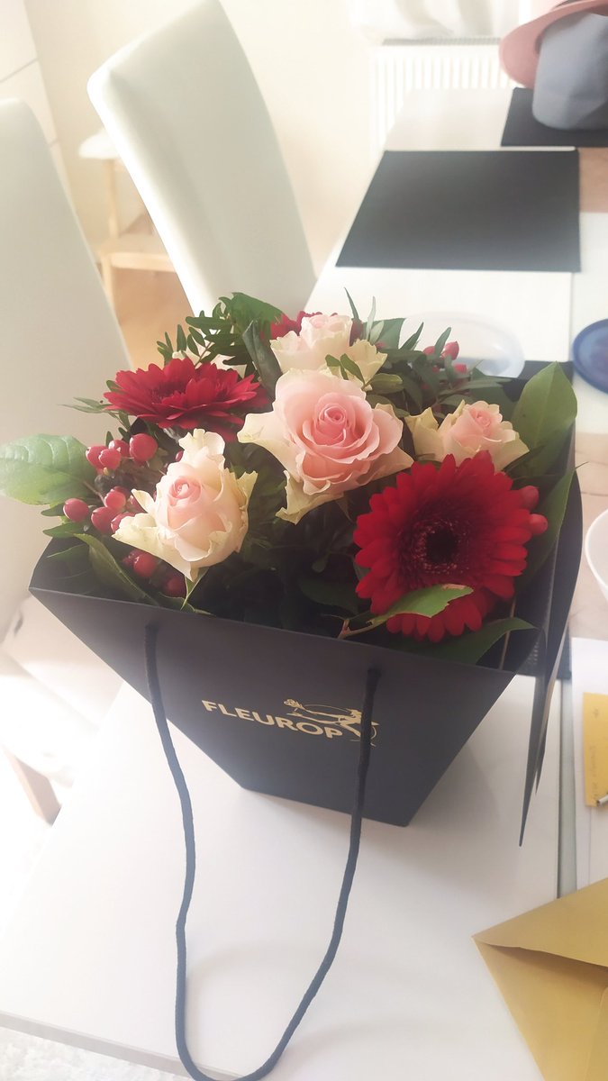 Faisterino's tweet photo. Digga @byStegi hat meiner Mutter Blumen geschickt und sie hat vor Freude geweint hahahaha https://t.co/uAnnCoFqb7