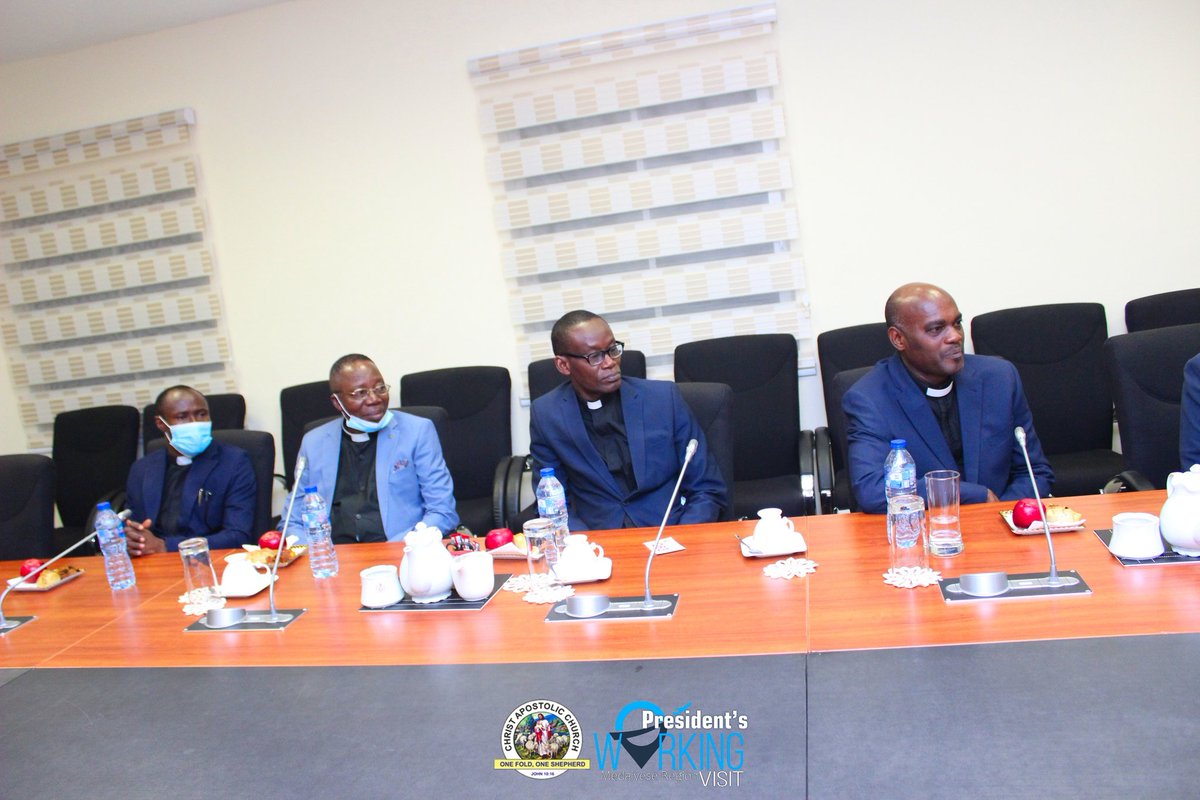 CACWORLDNEWS's tweet photo. A 5-DAY WORKING VISIT OF CAC PRESIDENT TO MEDAIYESE REGION
DAY THREE:
Courtesy visit to Vice President, @ProfOsinbajo
#YemiOsinbajo
#CACPresidentWorkingVisit
#CACMedaiyeseRegion
#CACPresident
#PastorSOOladele
#CACNigeriaandOverseas
#CACNews https://t.co/SYumhU3N4n