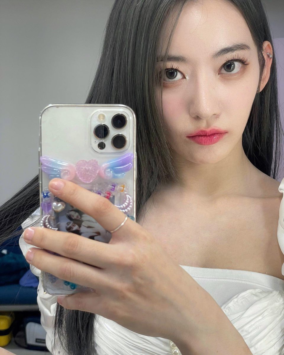 miwayakisakura's tweet photo. "Mirror, Mirror on the wall. Who's the fairest of them all?" That is what I said most of the time when I saw my reflection in a mirror. Occasionally I would stand in front of it alone and wonder how gorgeous a person could be when they uphold bunches of confidence. ༊*· ₊˚✧ https://t.co/7TYT7VPFab
