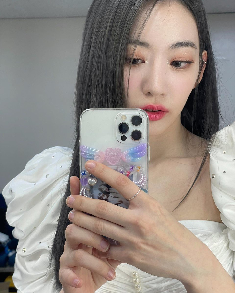 miwayakisakura's tweet photo. "Mirror, Mirror on the wall. Who's the fairest of them all?" That is what I said most of the time when I saw my reflection in a mirror. Occasionally I would stand in front of it alone and wonder how gorgeous a person could be when they uphold bunches of confidence. ༊*· ₊˚✧ https://t.co/7TYT7VPFab