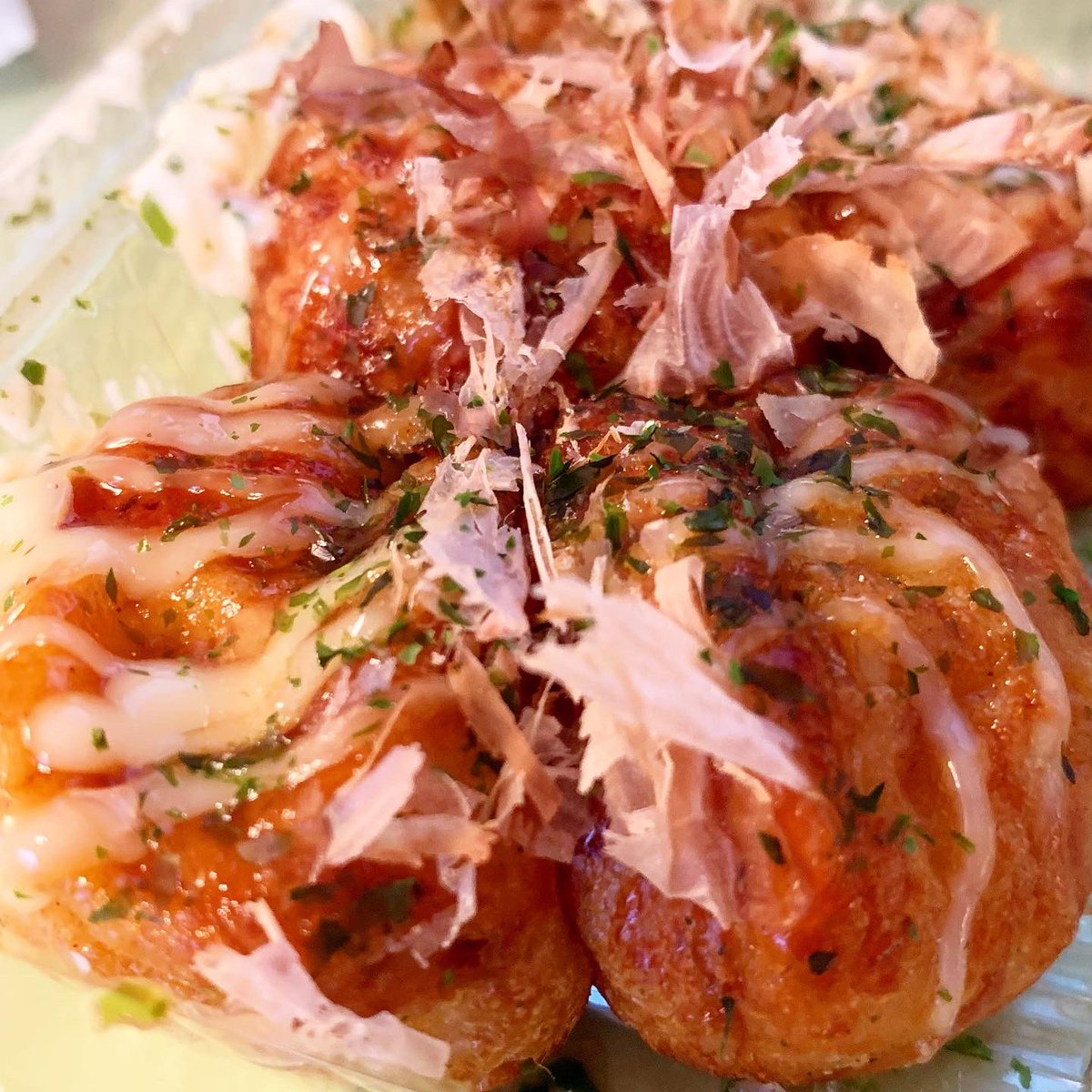 akira_tanaka_10's tweet photo. 今日もたこ焼き日和🐙たこ焼き屋さんの兄さんのたこ焼きが美味しい事もあるのですが、お手伝いしている隣のお店のお母さんがいつも服装をえらい褒めて下さるので、メンタル回復させてもらっております🙏🙏🙏
#onemade #alexandermcqueen #dsquared2 #martinmargiela https://t.co/3c68PU96pu