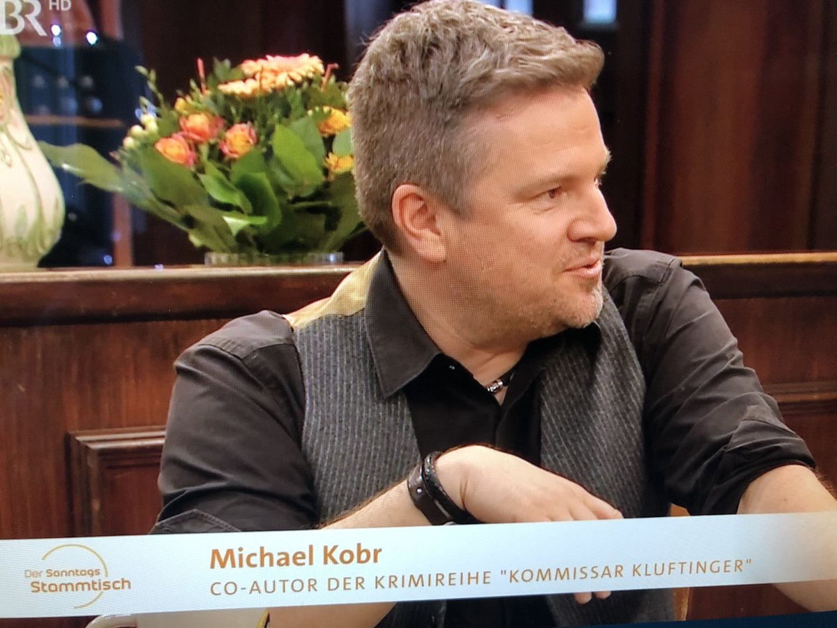 SebKemnitzer's tweet photo. Wie schreibt man zu zweit Romane? #Kluftinger-Autor Michael Kobr dazu am #Sonntagsstammtisch: „Wir skypen seit 15 Jahren und besprechen via Bildschirm alles.“ https://t.co/wCs95lyWgp
